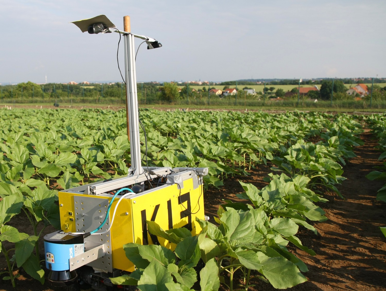 Seitenansicht des Roboters Kamaro 2010 bei gutem Wetter seitlich in einem Feld