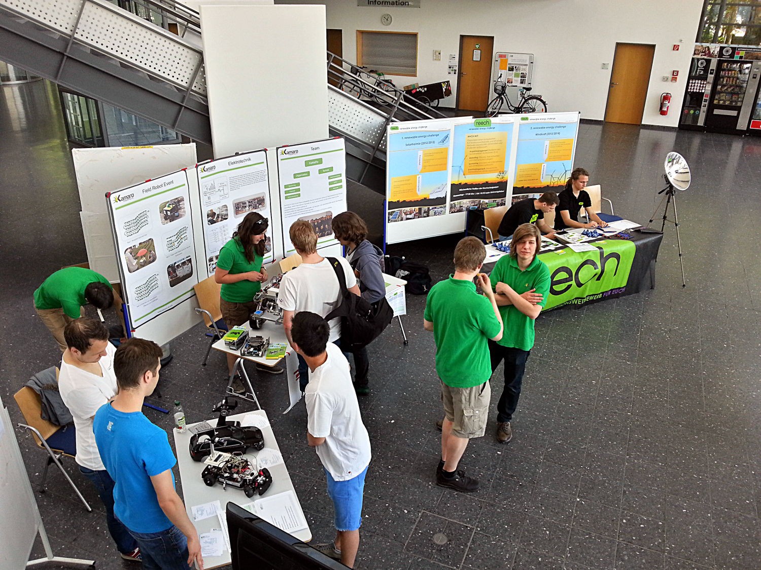 Bild von unserem Stand an der Messer der technischen Hochschulgruppen. Einige Kamaros sind unseren grünen Polos zu sehen