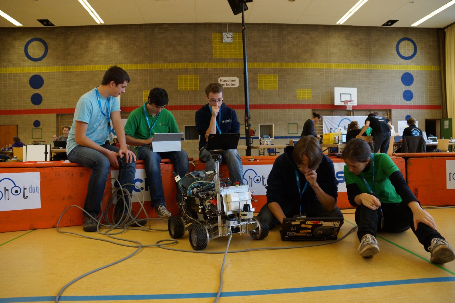 Die Kamaros sitzen am Arenarand und sind hart am Arbeiten - starren auf die Laptops