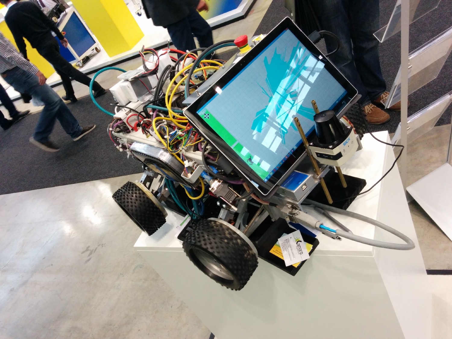 Hinter Beteigeuze ist ein Tablet-Bildschirm befestigt auf dem man die Auswertung der aktuellen LiDAR Daten sieht