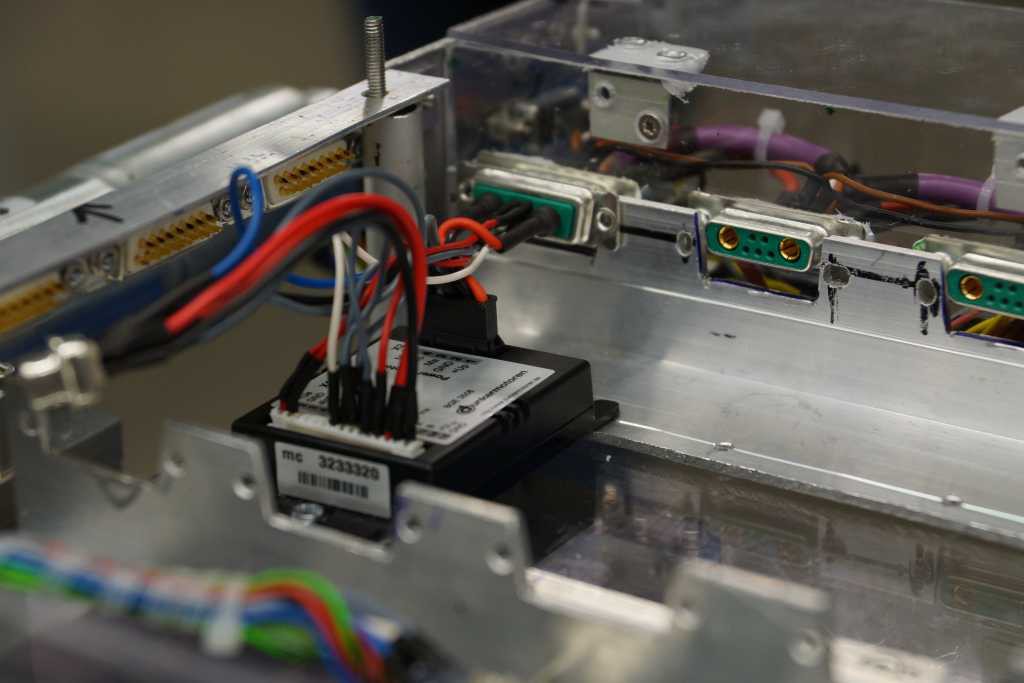 und noch mehr Kabel. Diesmal sieht man einen angeschlossenen Motorcontroller