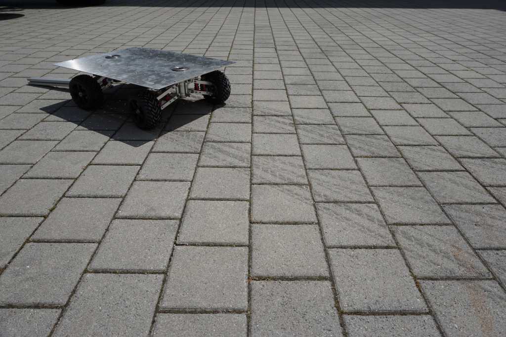 der Anhänger steht auf gepflasterten Boden