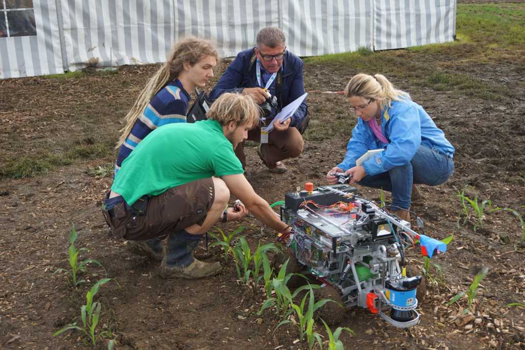 Kamaros erklären den Roboter zwei interessierten Personen