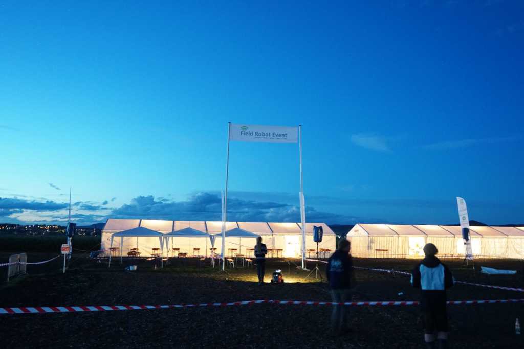 beleuchtete Zelte am Abend