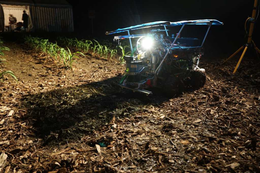Beteigeuze bei Nacht mit Scheinwerfer auf dem Testfeld