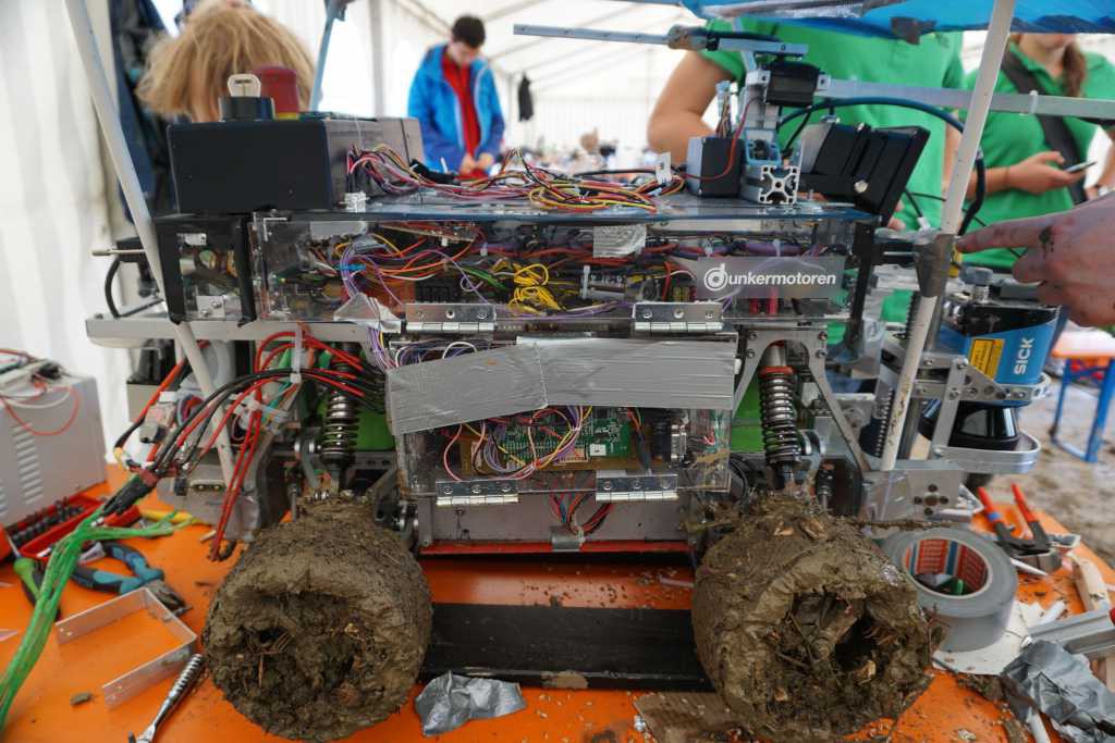 Beteigeuze aufgebockt mit Reifen an denen so viel Schlamm ist, dass diese kaum noch zu sehen sind