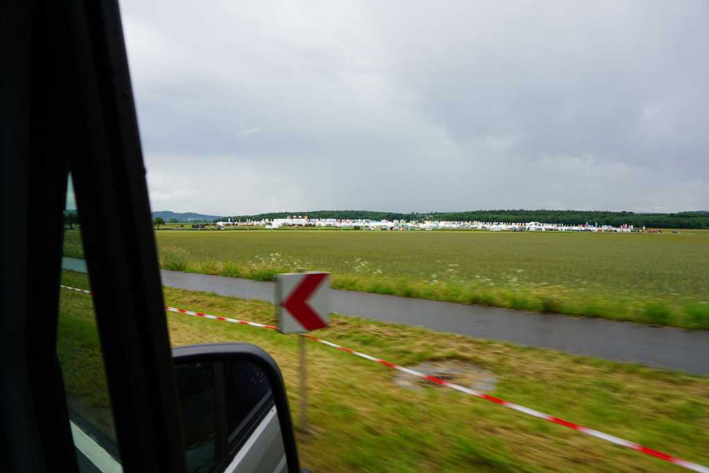 ein Bild vom Gelände des FRE von der Straße aus. Von einem fahrenden Auto aus aufgenommen.
