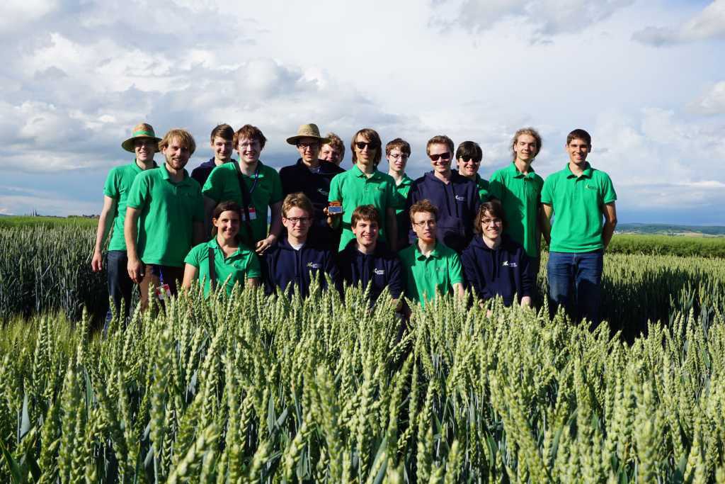 Gruppenfoto vom Kamaro Team mit Nutzpflanzen im Vordergrund