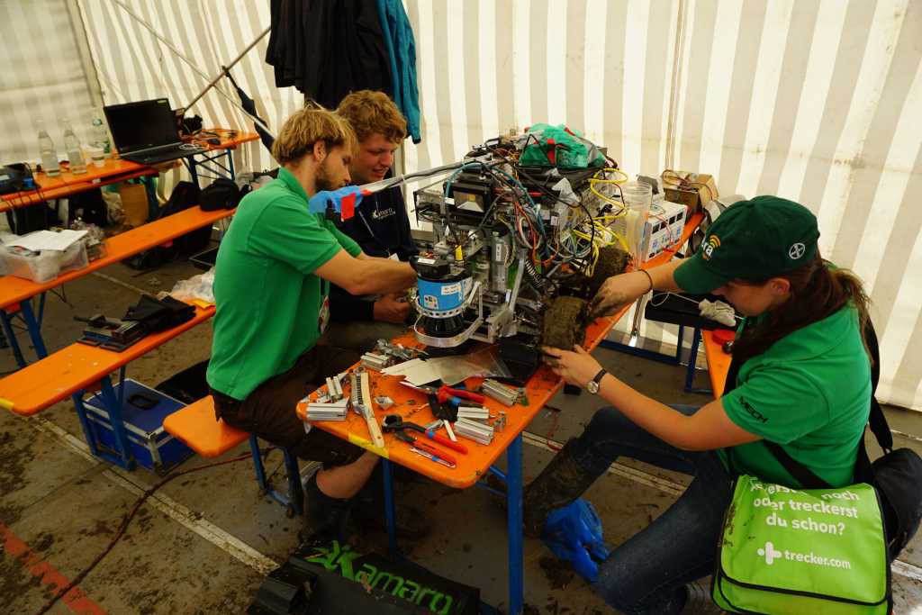 Beteigeuze aufgebockt auf einer Bierbank wird von drei Kamaros umgerüstet