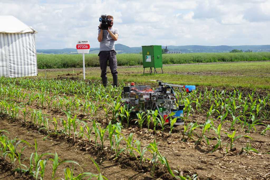 Beteigeuze fährt druch das Wettbewerbsfeld und wird von einem Kameramann gefilmt