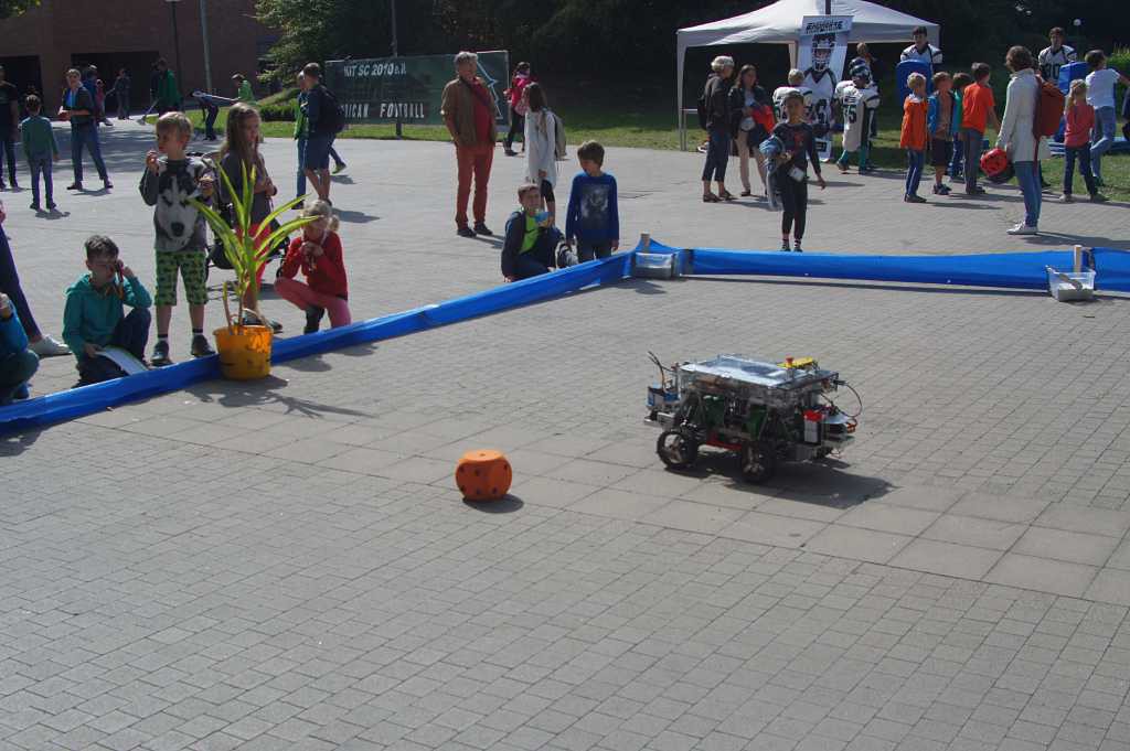 Beteigeuze am fahren auf Pflastersteinen mit einigen Kindern im Hintergrund die zuschauen