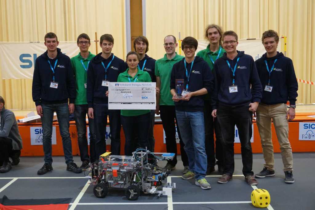 Teamfoto mit Beteigeuze und dem Sonderpreis in der Hand