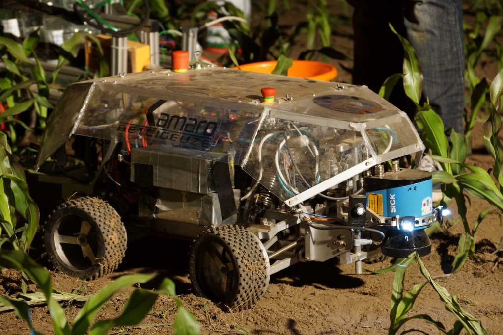 Beteigeuze mit einem durchsichtigen plexiglas chassi fährt bei Nacht durch das Maisfeld des Field Robot Events 2014